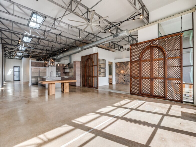 More Photos Of 2323 Farrington St, Dallas Warehouse For Sale