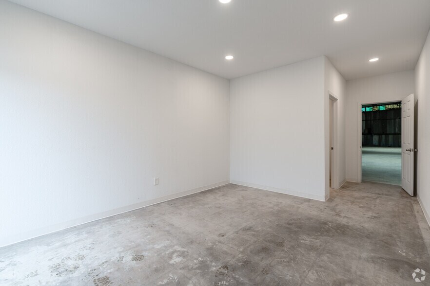 More Photos Of 222 Valley Ln, Kennedale Unknown For Lease