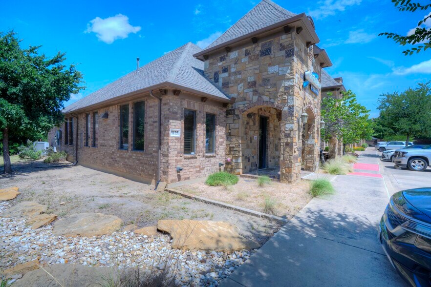 More Photos Of 9125 Belshire Dr, North Richland Hills Office For Lease