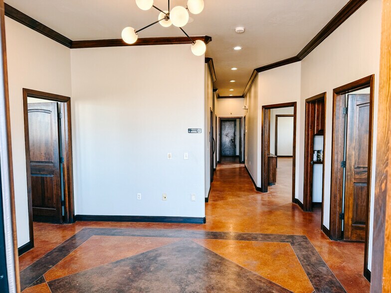 More Photos Of 600 W 18th St, Edmond Flex For Lease