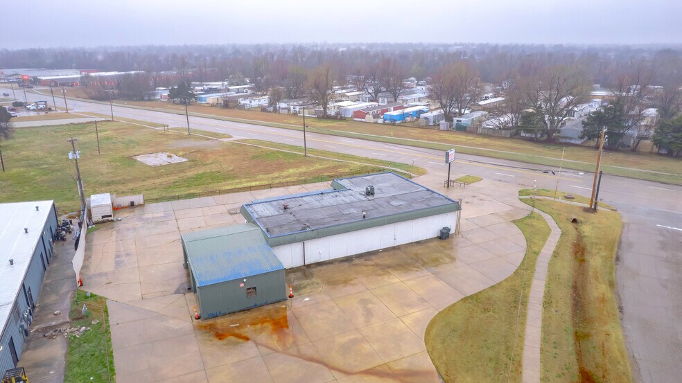 More Photos Of 401 S Ranchwood Blvd, Yukon Flex For Sale