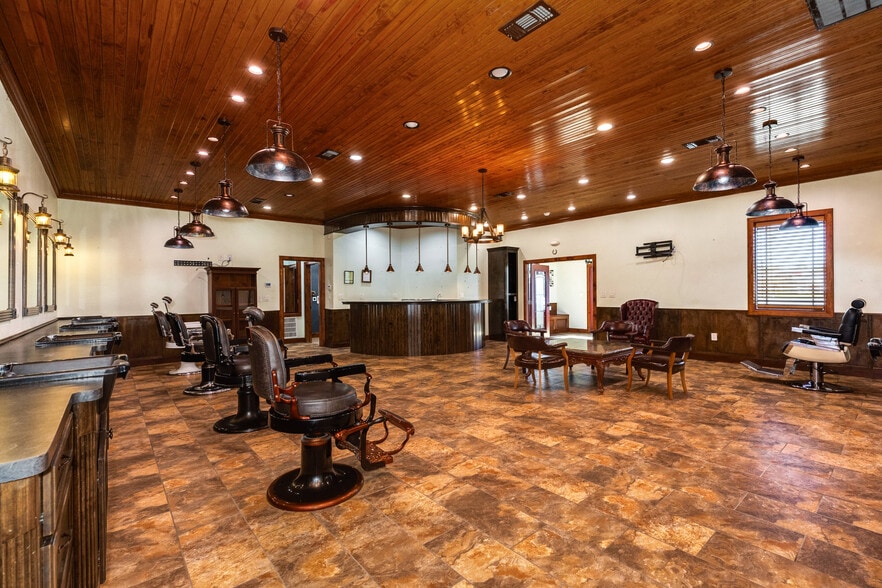 More Photos Of 1228 E Mulberry St, Angleton Bar For Sale