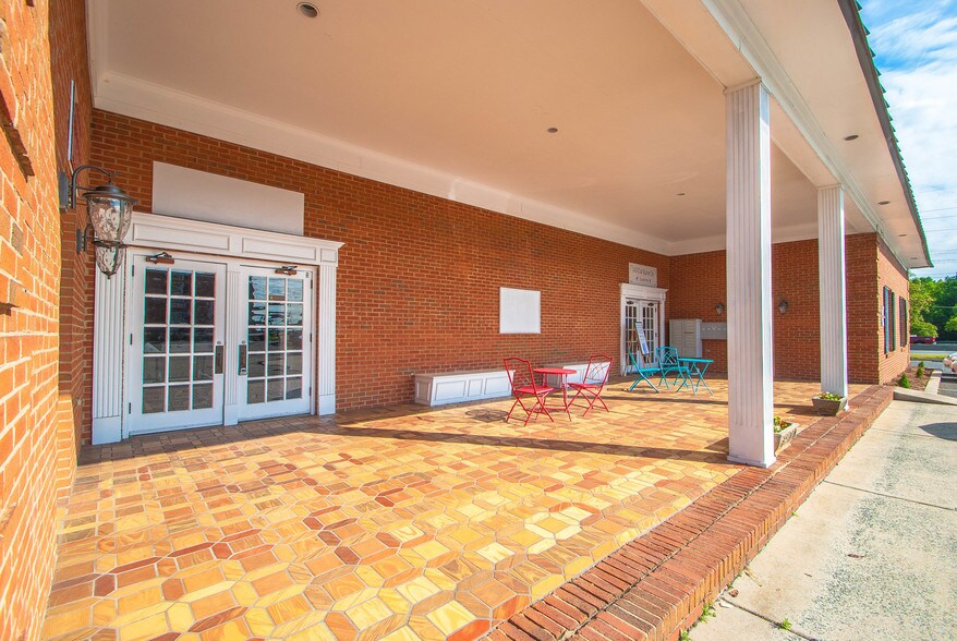 More Photos Of 1617 W Roosevelt Blvd, Monroe Flex For Lease