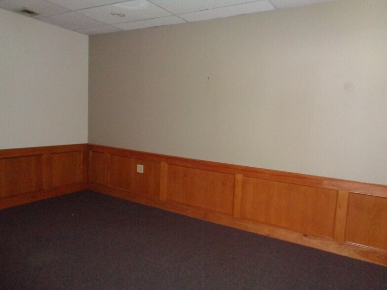 More Photos Of 3903-3913 S Lynn Ct, Independence Office For Sale