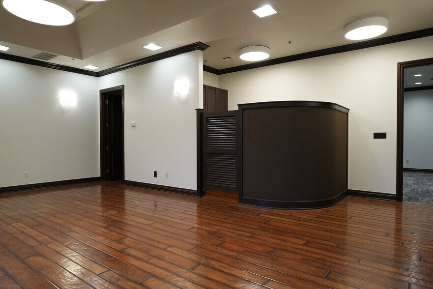 More Photos Of 5619 N Classen Blvd, Oklahoma City Office For Sale