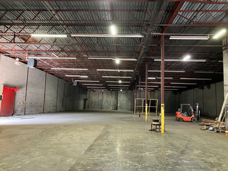 More Photos Of 2085 Phillips St, Columbus Warehouse For Lease