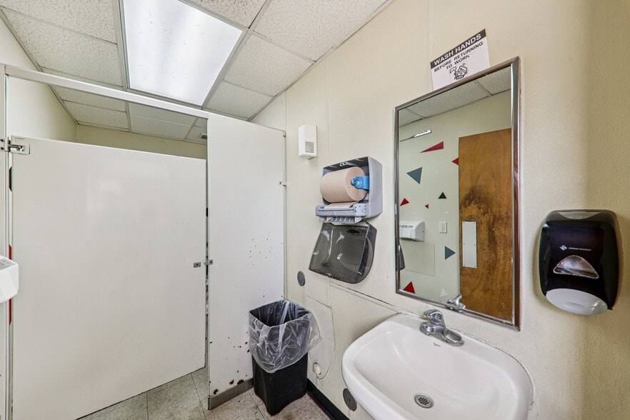 More Photos Of 402 W Johnson St, Pocahontas Flex For Sale