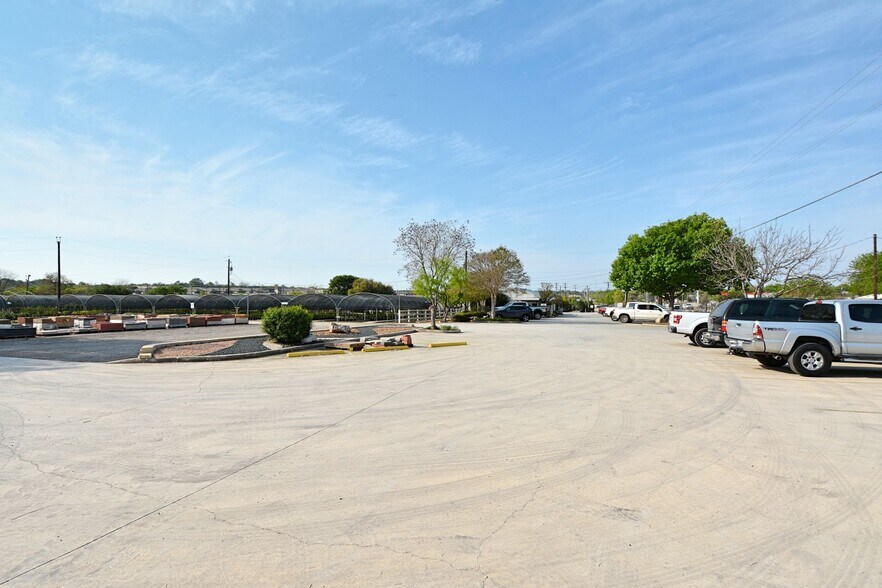 More Photos Of 120 E Zipp Rd, New Braunfels General Retail For Sale