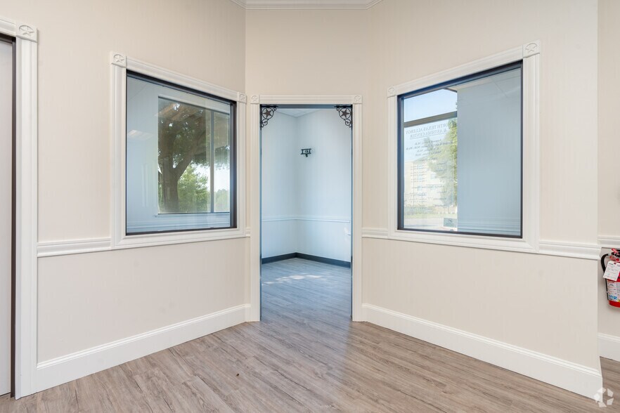 More Photos Of 3105 Colorado Blvd, Denton Medical For Lease