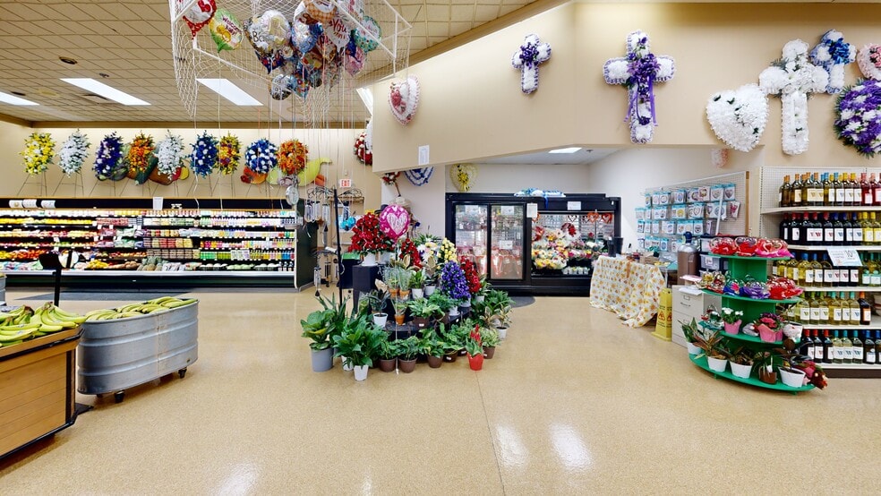 More Photos Of 208 E Mcintyre St, Mullins Supermarket For Sale