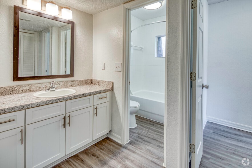 More Photos Of 13009 Kain Palms Ct, Tampa Dormitory For Sale