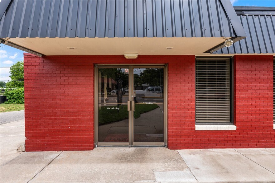 More Photos Of 629 W Main St, Yukon General Retail For Lease