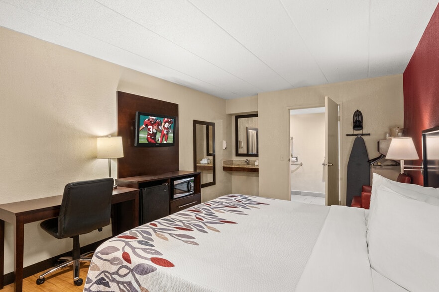 More Photos Of 3615 Dunckel Dr, Lansing Hotel For Sale
