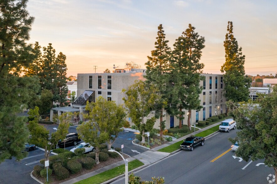 More Photos Of 1950 E 17th St, Santa Ana Office For Lease