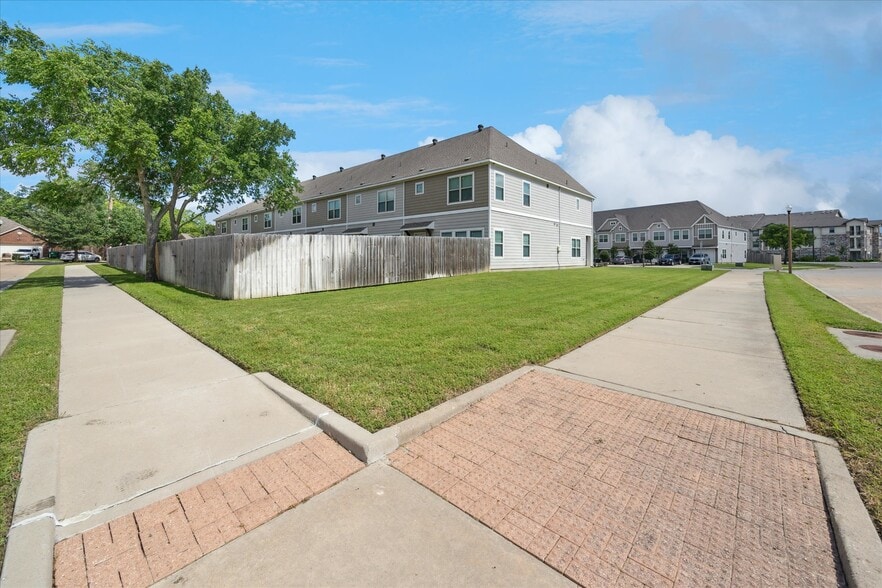 More Photos Of 101 Springtree St, Denton Apartments For Sale