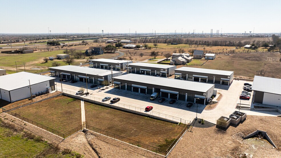 More Photos Of 19832 Panther Dr, Pflugerville Showroom For Lease