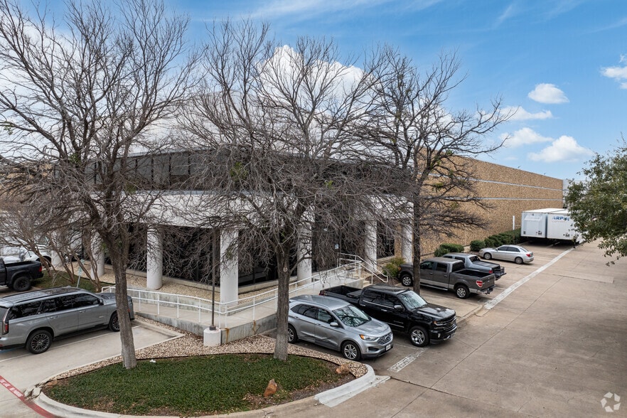 More Photos Of 13755 Diplomat Dr, Farmers Branch Warehouse For Lease