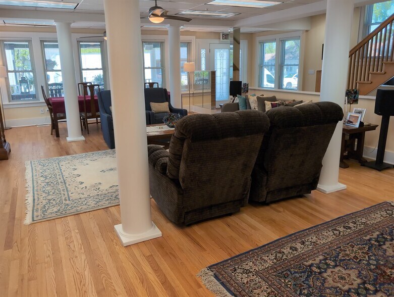 More Photos Of 417 N Hough St, Barrington Medical For Sale