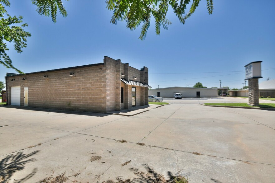 More Photos Of 1401 W Main St, Duncan Flex For Lease