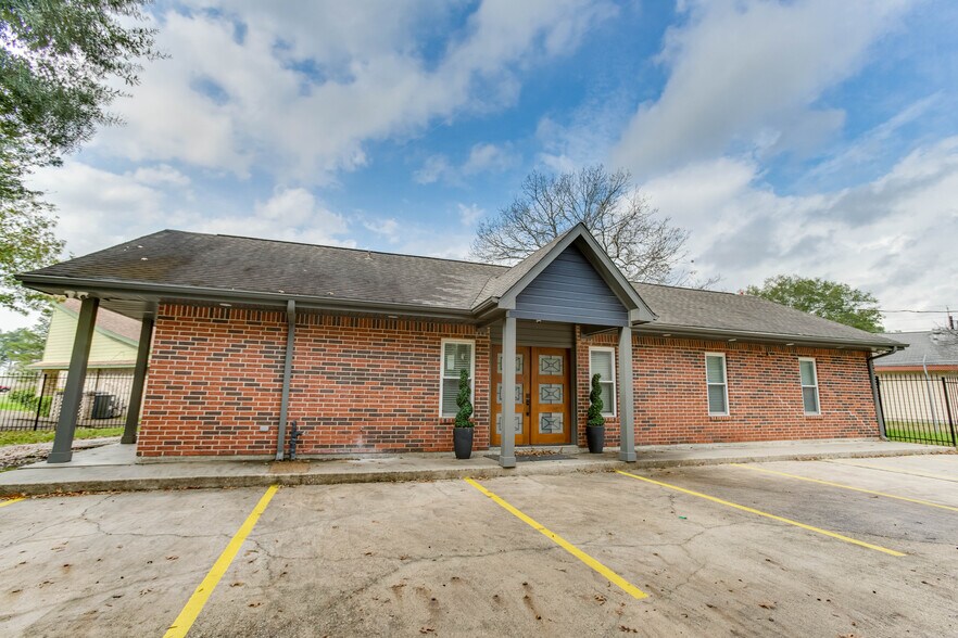 More Photos Of 5905 Treaschwig Rd, Spring Office For Lease