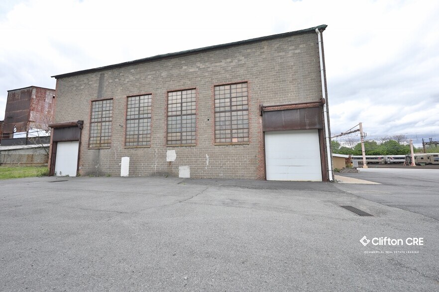 More Photos Of 126 E Dickerson St, Dover Warehouse For Lease