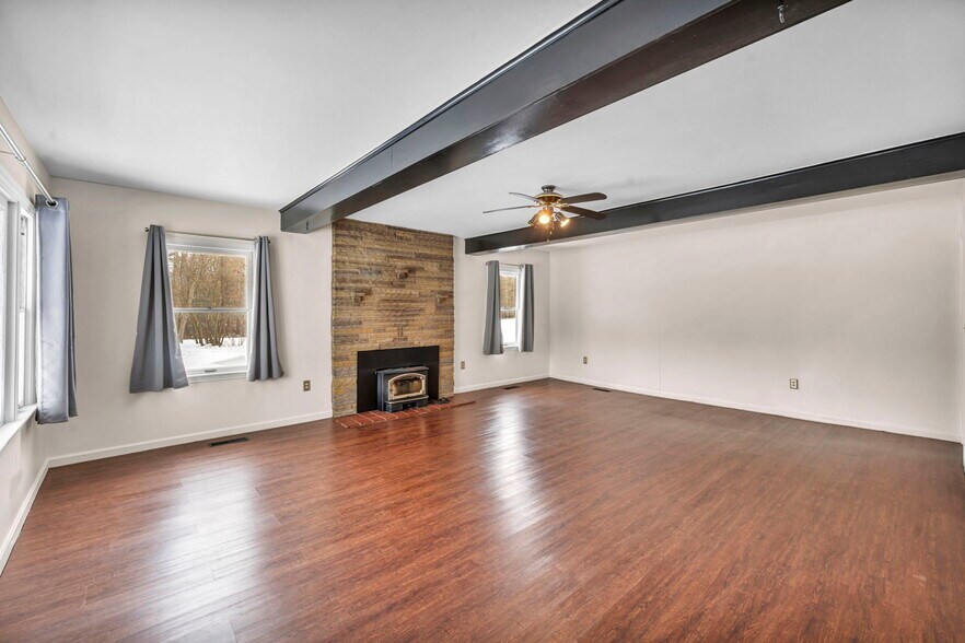 More Photos Of 4085 Herner County Line Rd, Southington Showroom For Sale