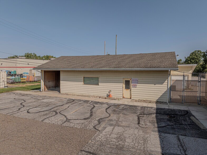 More Photos Of 15454 W High St, Middlefield Warehouse For Sale