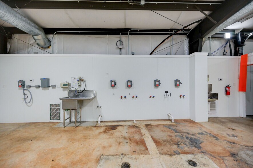 More Photos Of 1301 & 1307 Main St, Blanco Light Distribution For Sale