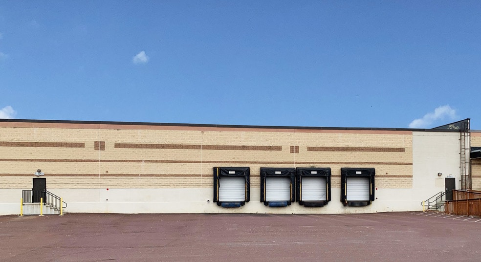 More Photos Of 122 Mill Rd, Oaks Warehouse For Lease