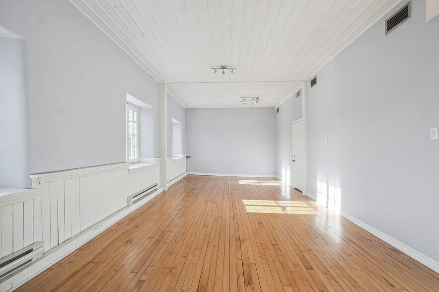 More Photos Of 32 Rue Saint-Charles, Longueuil Office For Lease