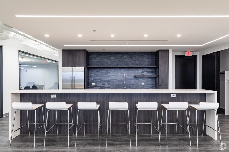 More Photos Of 1415 W 22nd St, Oak Brook Office For Lease