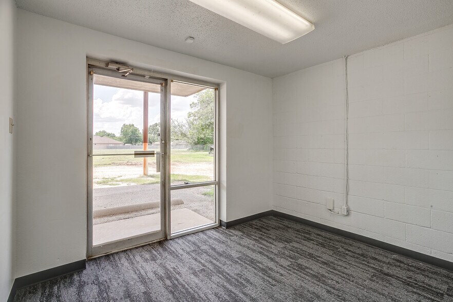 More Photos Of 3808 E 1st St, Fort Worth Light Manufacturing For Lease