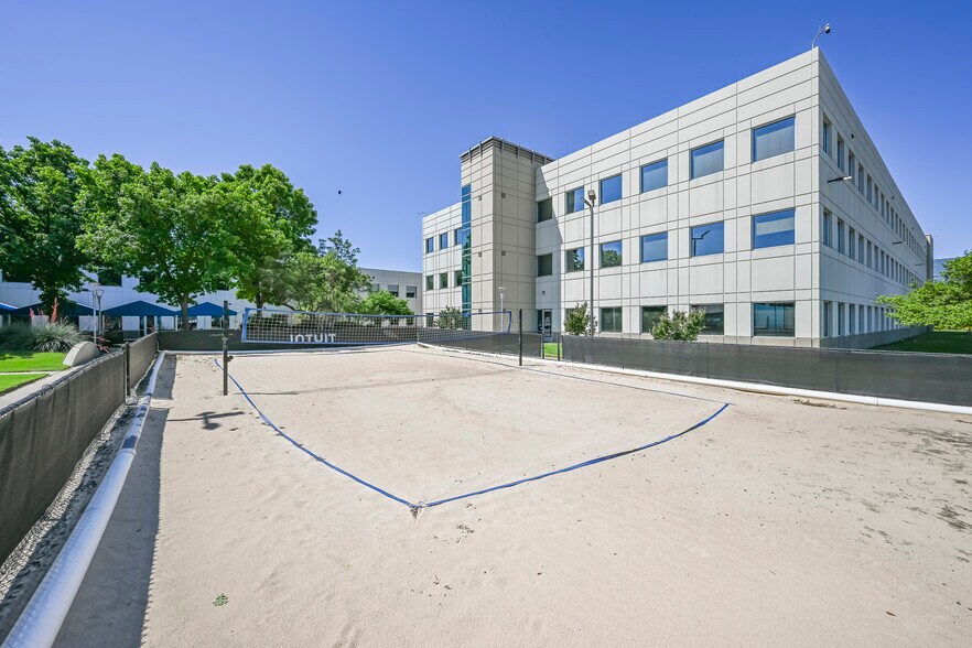 More Photos Of 5601 Headquarters Dr, Plano Office For Sale