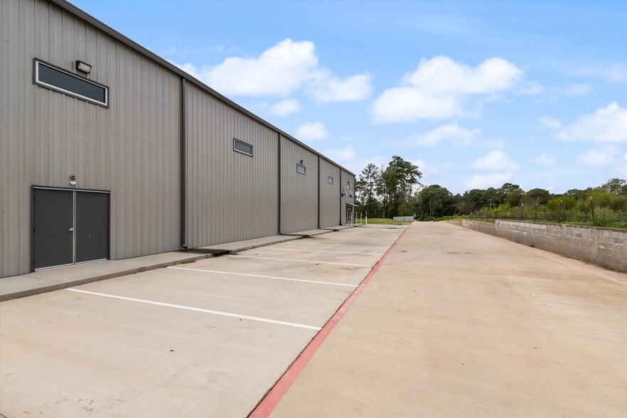 More Photos Of 12110 Old Montgomery Rd, Willis Light Distribution For Sale