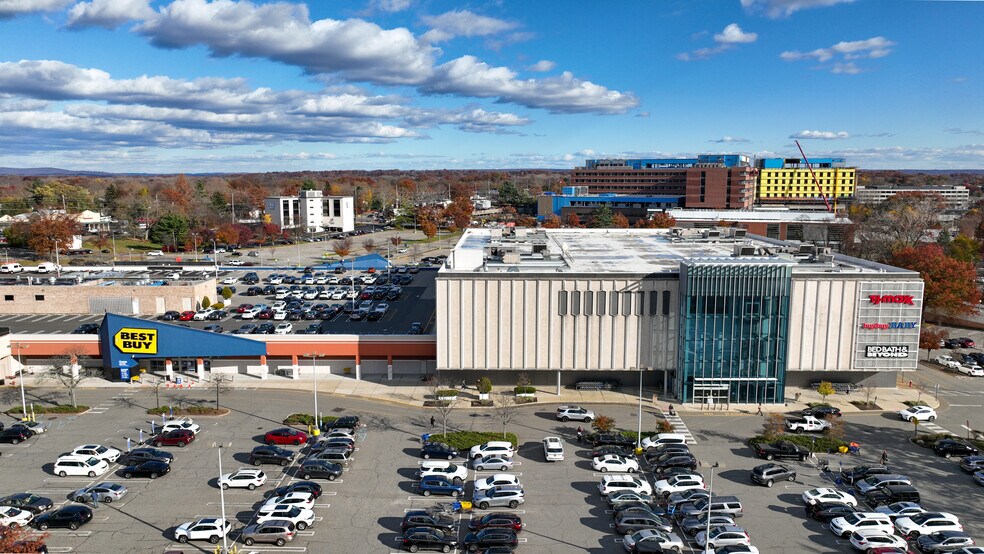 More Photos Of 34 E Ridgewood Ave, Paramus Department Store For Lease