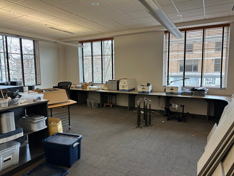 More Photos Of 85 E 8th St, Holland Medical For Lease