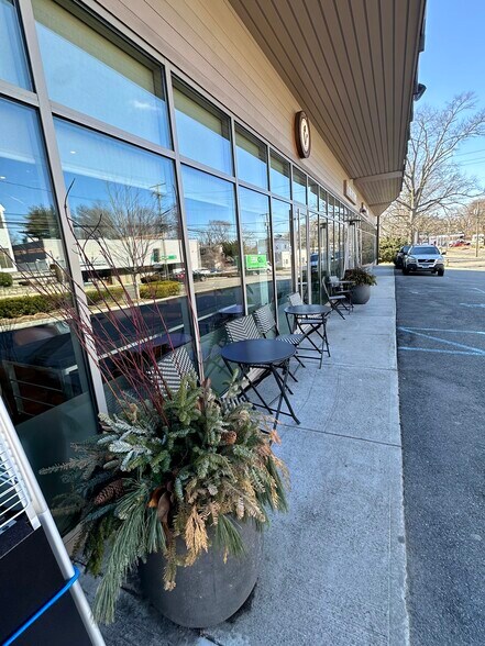 More Photos Of 1166 E Putnam Ave, Riverside Storefront Retail Office For Lease