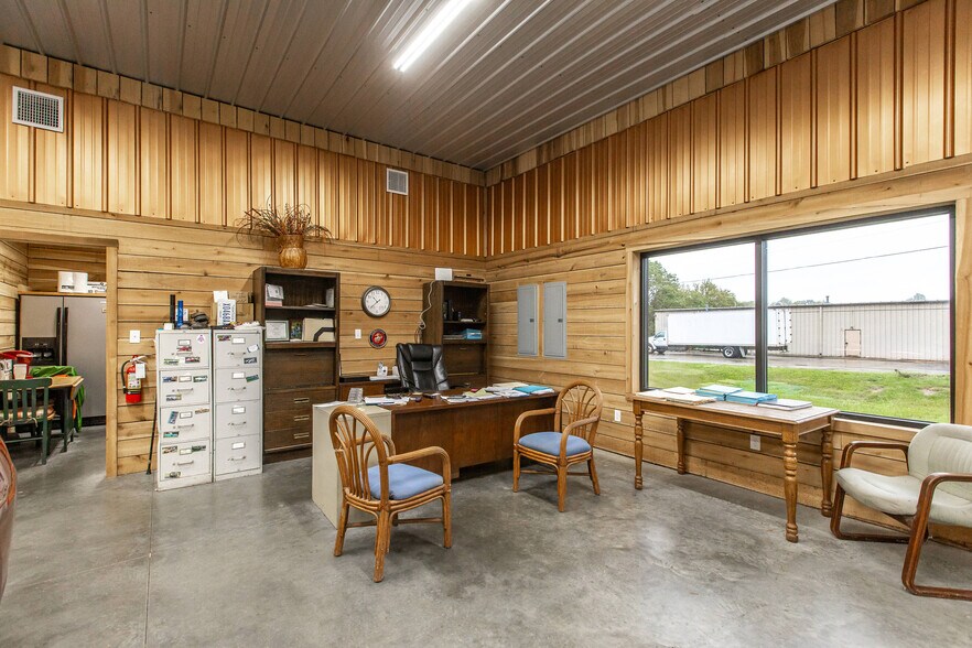 More Photos Of 784 S 4th St, Danville Showroom For Sale