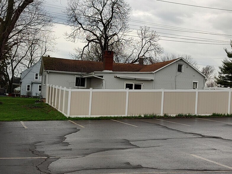 More Photos Of 960 French Rd, Cheektowaga Light Distribution For Sale