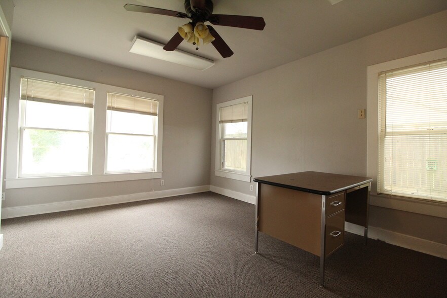 More Photos Of 13170 Pond Springs Rd, Austin Auto Repair For Sale