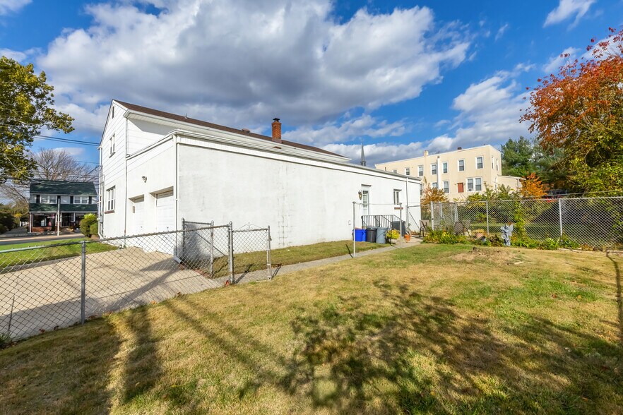 More Photos Of 40 W Kings Hwy, Mount Ephraim Office For Sale