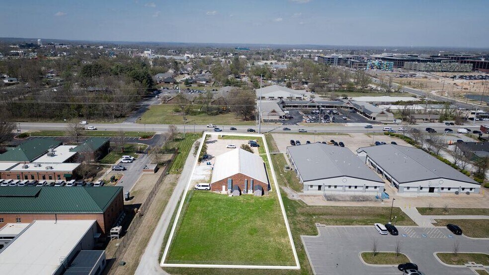 More Photos Of 910 SE 14th St, Bentonville Office For Sale