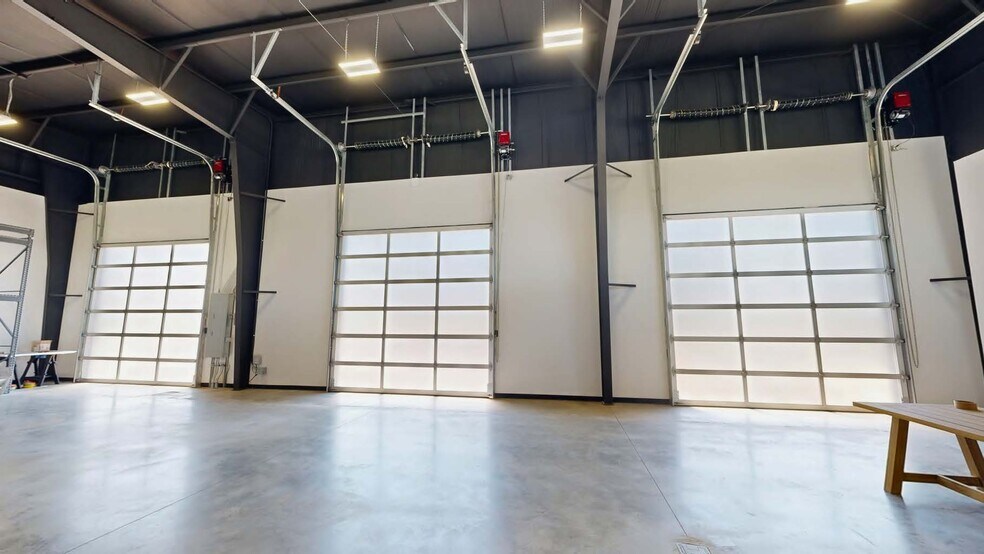 More Photos Of 2700 Little Flock Dr, Rogers Showroom For Lease