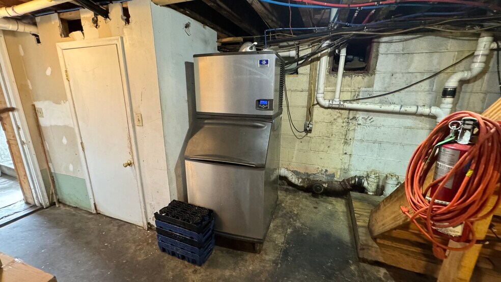 More Photos Of 550 S Main St, Nazareth General Retail For Sale