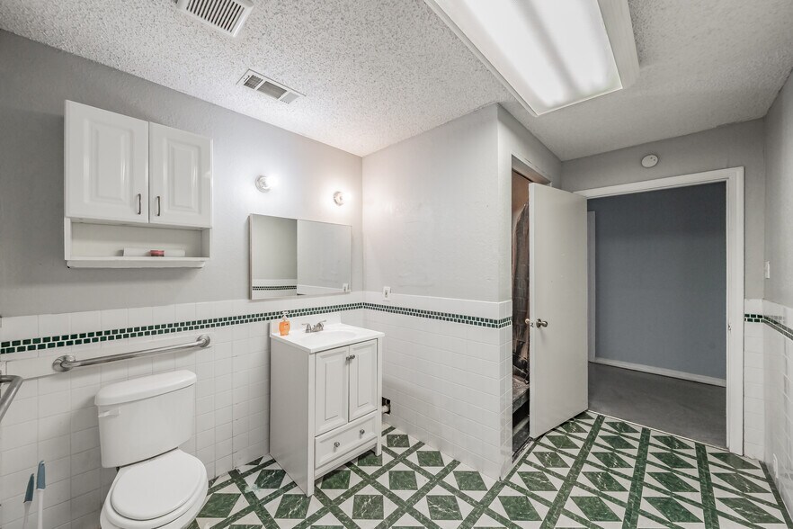 More Photos Of 7235 Glenview Dr, Richland Hills Office For Sale