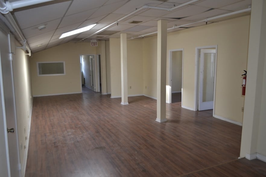 More Photos Of 2094 Boston Post Rd, Larchmont Storefront For Lease