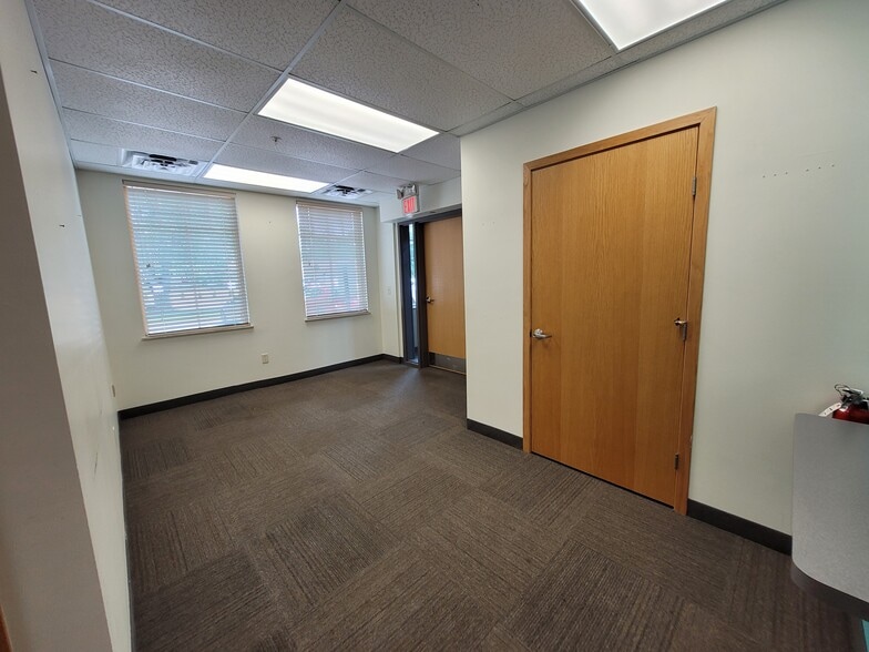 More Photos Of 10091 Dogwood St NW, Coon Rapids Office For Sale