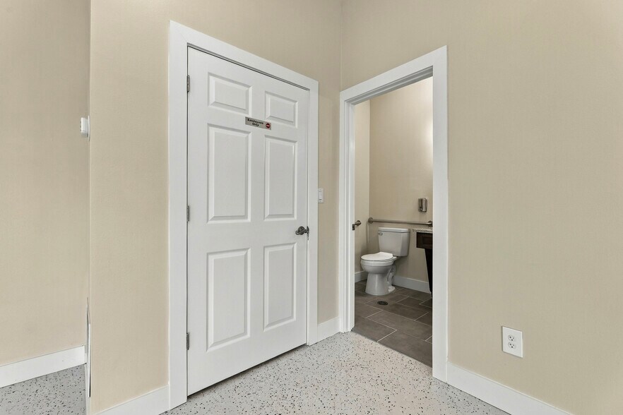 More Photos Of 1228 S Hopkins Ave, Titusville Office For Sale