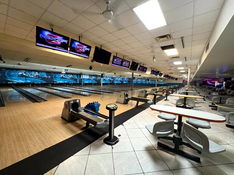 More Photos Of 4180 Pinkston St, Beaumont Bowling Alley For Sale