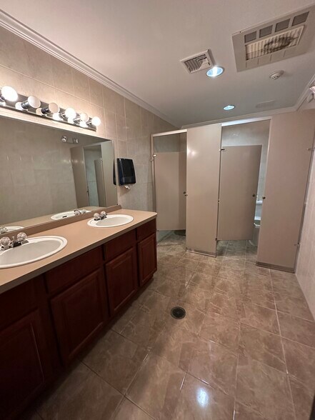 More Photos Of 25 Nassau Ln, Island Park Office For Lease